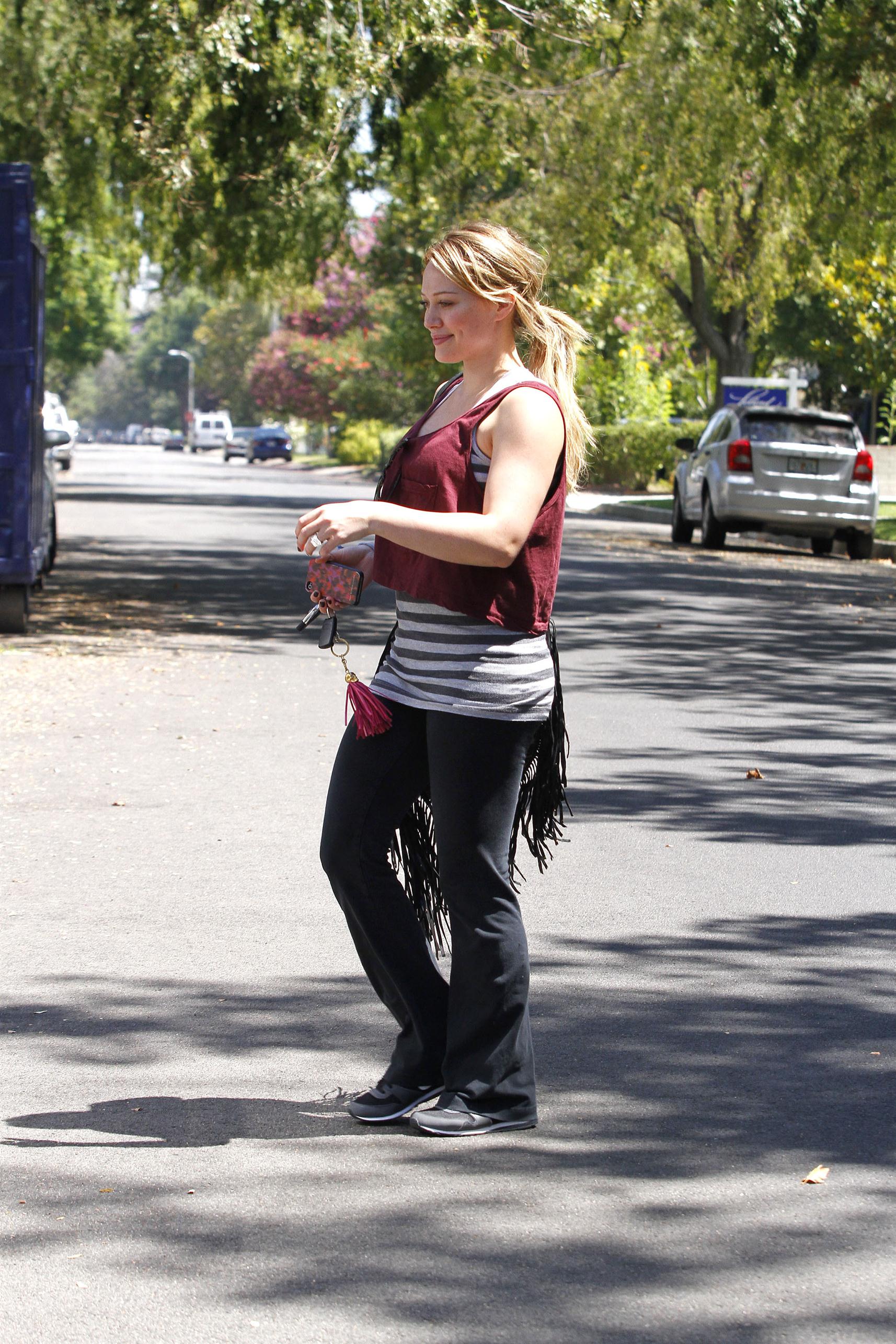 Hilary Duff pregnant star arriving for a yoga class | Picture 67679